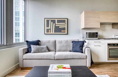 West Loop Gate Apartment | Sleek West Loop Studio w/Deck, Pool & Gym, 3 blocks to L, by Blueground