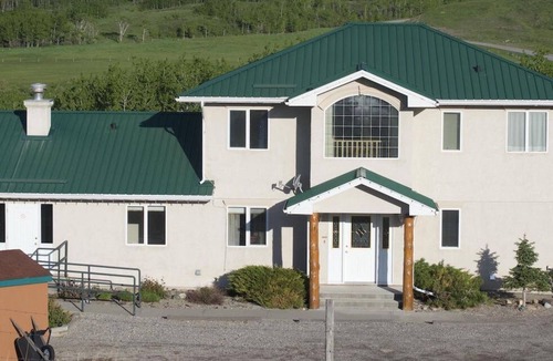 Division No. 3 House | Sleeps 10-5 mins from Waterton Entrance-WCV A