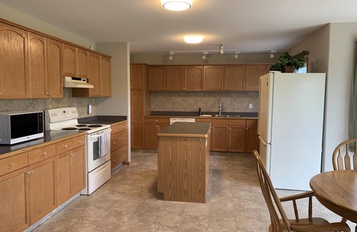 Twin Butte House | Sleeps 16- 5 mins from Waterton Entrance WCV -A&B