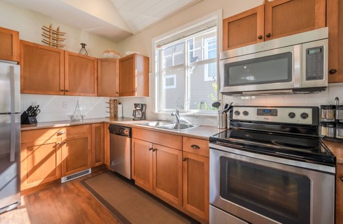 Osoyoos Cottage | Sleeps 8 | Close to pool | Boat Slip Included!