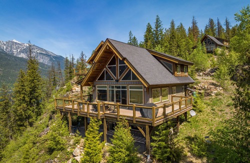 Silverton Ski Chalet | Slocan Lake Chalet! Fabulous views…Magical Experience!