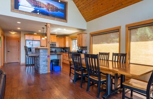 Silverton Ski Chalet | Slocan Lake Chalet! Fabulous views…Magical Experience!