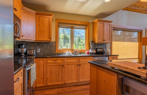 Silverton Ski Chalet | Slocan Lake Chalet! Fabulous views…Magical Experience!