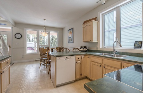 Silver Star Mountain House | Slopeside Chalet Including a Private Suite - Features laundry, BBQ & hot tub