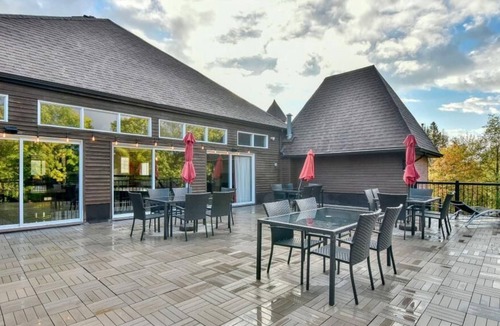 Sainte-Adele Apartment | Small studio in Ste-Adèle, with swimming pool and outdoor spas