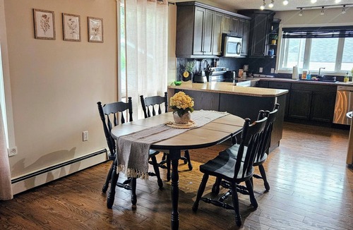 Markerville House | ○Small Town Pearl○ 2Level Hidden Gem Near RedDeer│1K+2Q│Private Yard│Firepit+BBQ