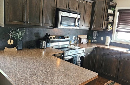 Markerville House | ○Small Town Pearl○ 2Level Hidden Gem Near RedDeer│1K+2Q│Private Yard│Firepit+BBQ
