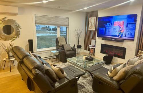 Dieppe House | Smart 4BR Comfort Suite Massage Chair YQM Airport
