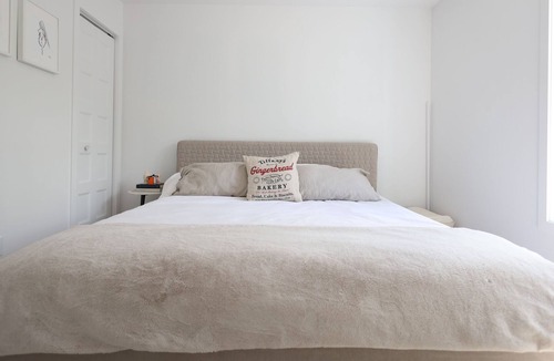 Chertsey Cottage | Smart Cottage with Hot Tub and Basketball Court (haute gamme furniture)
