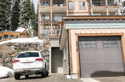 Silver Star Mountain Ski Chalet | Sno Regrets Chalet SilverStar Ski in/Ski out with Mountain View and a Hot Tub