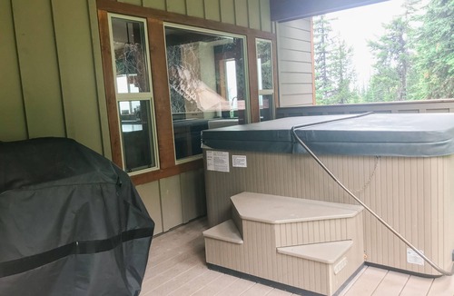 Silver Star Mountain Ski Chalet | Sno Regrets Chalet SilverStar Ski in/Ski out with Mountain View and a Hot Tub