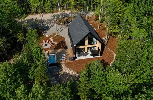 Chertsey Ski Chalet | Snoheim - Luxury Chalet with Hot Tub & Four-Season Pool