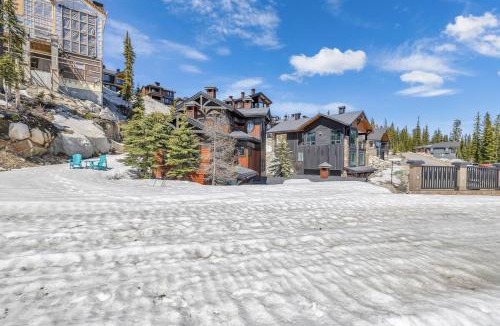 Big White Ski Resort Ski Chalet | Snow Therapy Chalet - Ski In Out, Hot Tub & Mtn View