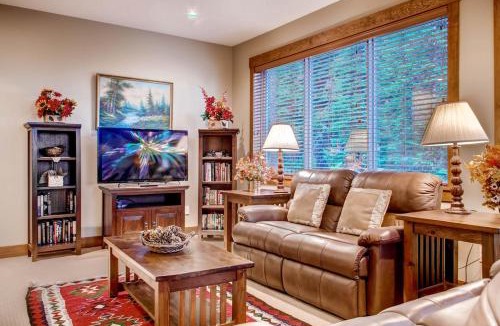 Snow Pine Estates House | Snowbanks 4