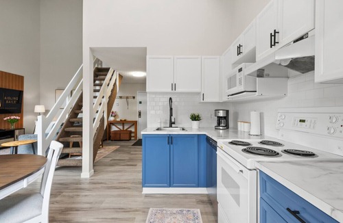 Panorama Apartment | Snowshoe Summit | Ski-in/out | Hot Pools | Sauna