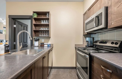 Panorama Apartment | Snowy Lodge | Ski-In/Out | Upper Village | Pets Ok