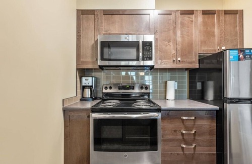 East Kootenay Apartment | Snowy Lodge | Ski-In/Out | Hot Pools | Pets Ok
