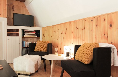 Orford Villa | Snug Chalet + Nature + Family & Pet Friendly + Workspace + WiFi