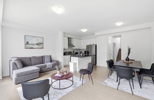 Pickering House | Soleil Nest - 5 Beds, 2.5 Baths, 2 Park, Backyard