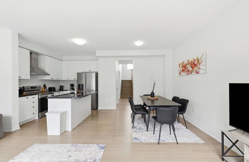 Pickering House | Soleil Nest - 5 Beds, 2.5 Baths, 2 Park, Backyard