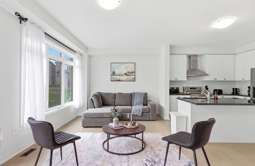 Pickering House | Soleil Nest - 5 Beds, 2.5 Baths, 2 Park, Backyard
