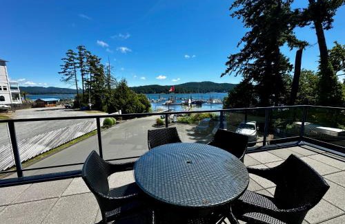 Sooke House | Sooke Harbour Penthouse - Luxurious 4 Bdrm Rental