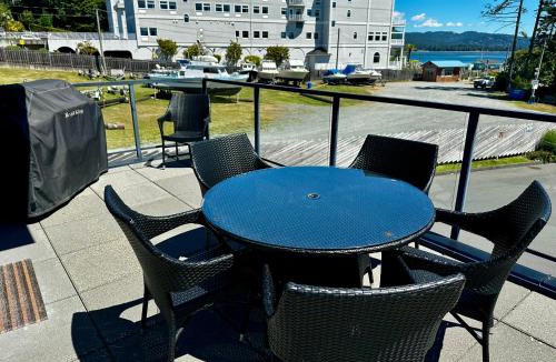 Sooke House | Sooke Harbour Penthouse - Luxurious 4 Bdrm Rental