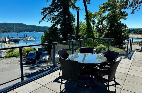 Sooke House | Sooke Harbour Penthouse - Luxurious 4 Bdrm Rental