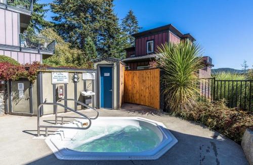 Sooke House | Sooke Harbour Townhouse - Waterfront 2-Bed Rental