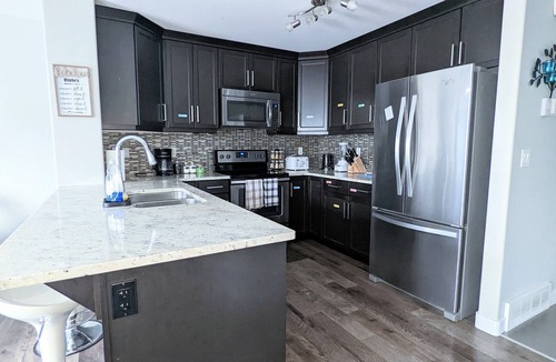 Stonebridge House | Sophie's @ Sask w/bsmnt suite - 4BR/3.5BA