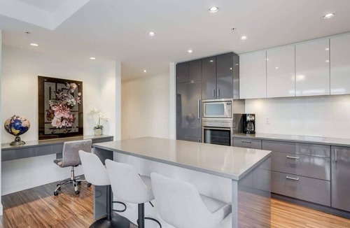 Downtown Victoria Apartment | Sophisticated Executive Suite