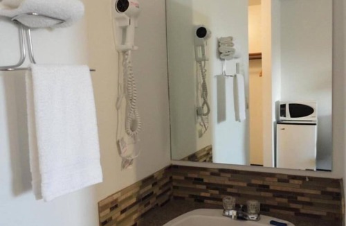 Red Deer Hotel | South Hill Motor Inn