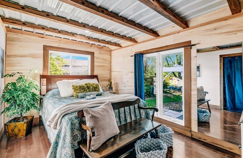 Leamington House | South Point Retreat - Featuring King Size Bed, quiet and secluded!