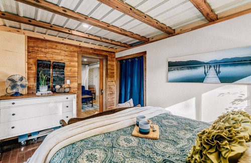 Leamington House | South Point Retreat - Featuring King Size Bed, quiet and secluded!