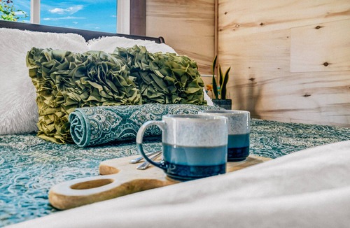 Leamington House | South Point Retreat - Featuring King Size Bed, quiet and secluded!