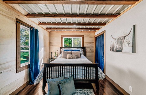 Leamington House | South Point Retreat - Featuring King Size Bed, quiet and secluded!