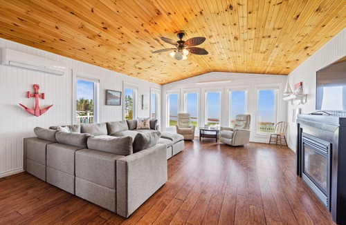 Canoe Cove Cottage | South Shore Waterfront gem With hot tub