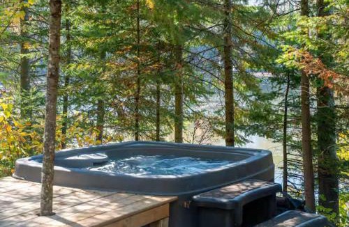 Saint-Alphonse-Rodriguez Ski Chalet | Spa and Escape by the Water - Loveshack