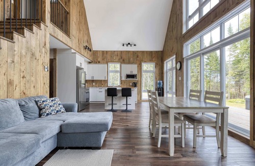 Saint-Michel-des-Saints Ski Chalet | Spa, Lakeside & Adventure | Nature Chic