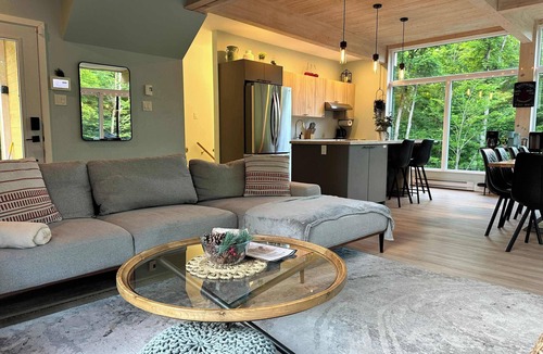 Pine Hill Ski Chalet | Spa, Lake Access & Comfort | Le RuissO