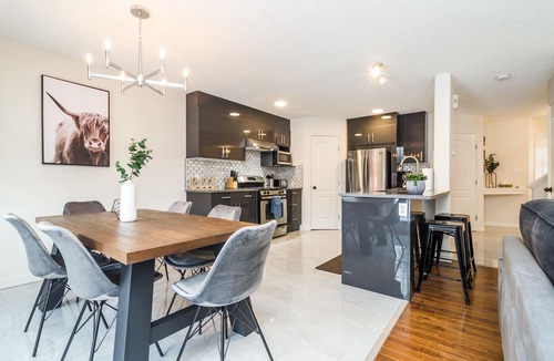 Southeast Edmonton House | Spa Oasis Home - Hot Tub - King Bed - AC - BBQ - Garage!