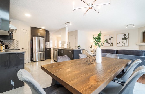 Southeast Edmonton House | Spa Oasis Home - Hot Tub - King Bed - AC - BBQ - Garage!