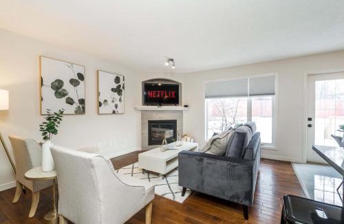 Southeast Edmonton Villa | Spa Oasis Home - Hot Tub - King Bed - AC - BBQ - Garage!