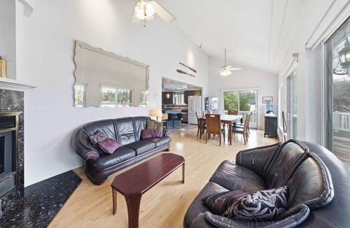 Saint-Evariste-de-Forsyth Ski Chalet | Spa, Pool table & Lakefront | Maison aux Renards