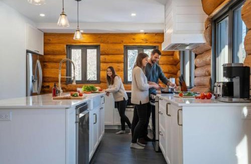 St-Adolphe-d'Howard Ski Chalet | Spa & Pool table - Le Massif