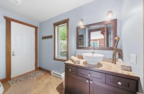 Notre-Dame-Auxiliatrice-de-Buckland Ski Chalet | Spa Pool table Mountain - Chalet Avalanche