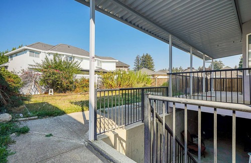 Surrey Newton Apartment | Spacious 1BR Suite w Laundry, workspace, wifi, close to malls, KPU&SMH