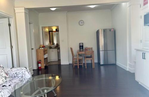 Burnaby House | Spacious 2 Bedroom Suite in Burnaby Free Parking, Full Kitchen, Near Transit