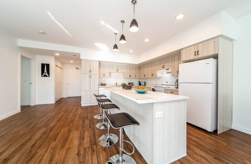 West Edmonton Apartment | Spacious✨2bedroom💥FREEparking✔️king bed❤️close to DT