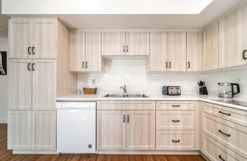 West Edmonton Apartment | Spacious✨2bedroom💥FREEparking✔️king bed❤️close to DT